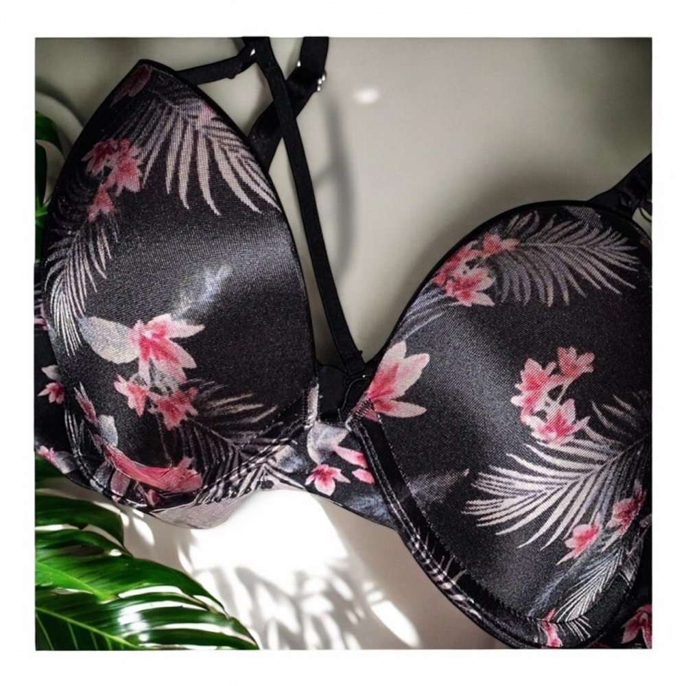 Victoria’s Secret Very Sexy Push-Up Bra with Cleavage Strap Detail, Black Straps - Picture 5 of 12